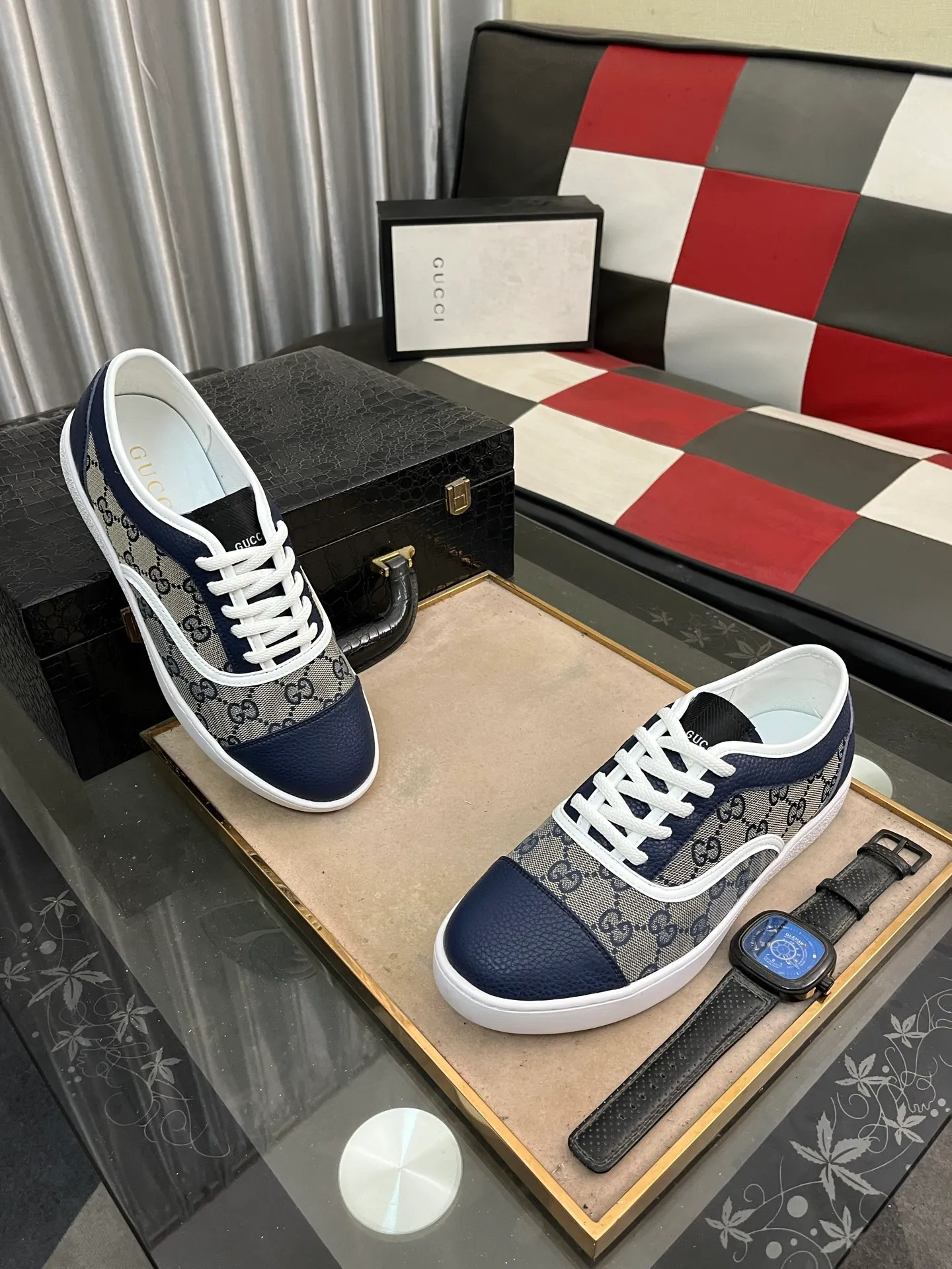 Men's shoes💰400⌚️⌚️[GUCCI] Gucci men's casual shoes are absolutely popular🔥The ultimate matching item for trendy men! The charm of super texture is unstoppable. This is the main recommendation. The upper is made of high-quality cowhide, with pig lining feet and wear-resistant rubber sole. It is noble and elegant! Extremely comfortable🎁🎁You can be as handsome as you want💪 Available in sizes 38-44 and 4️⃣colors available